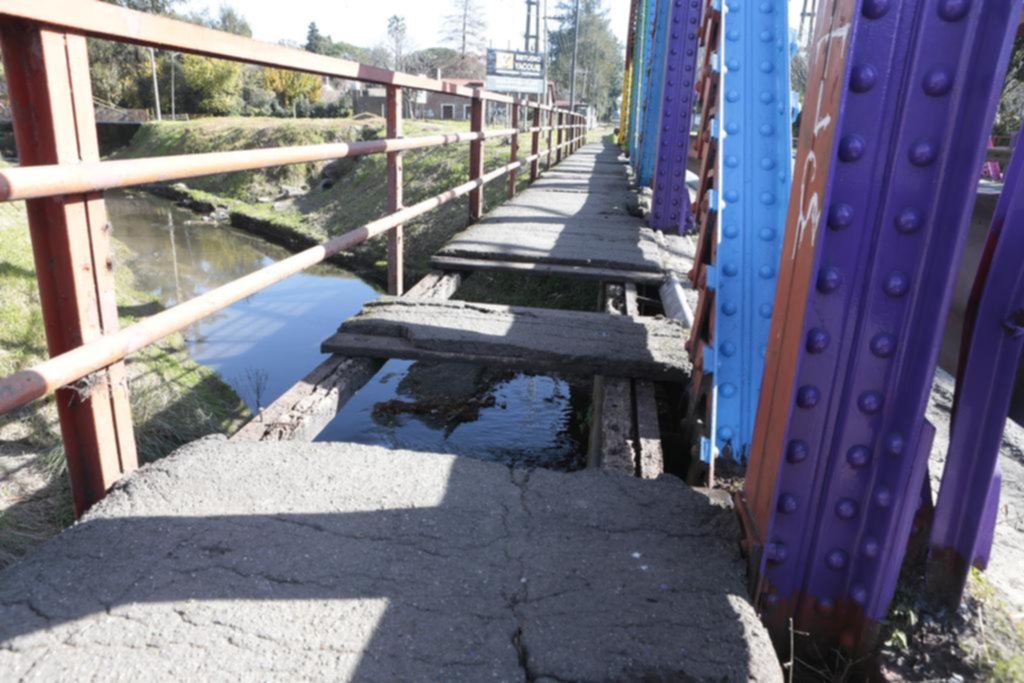 Recargan un puente con colores pero continúa el peligro en el paso peatonal