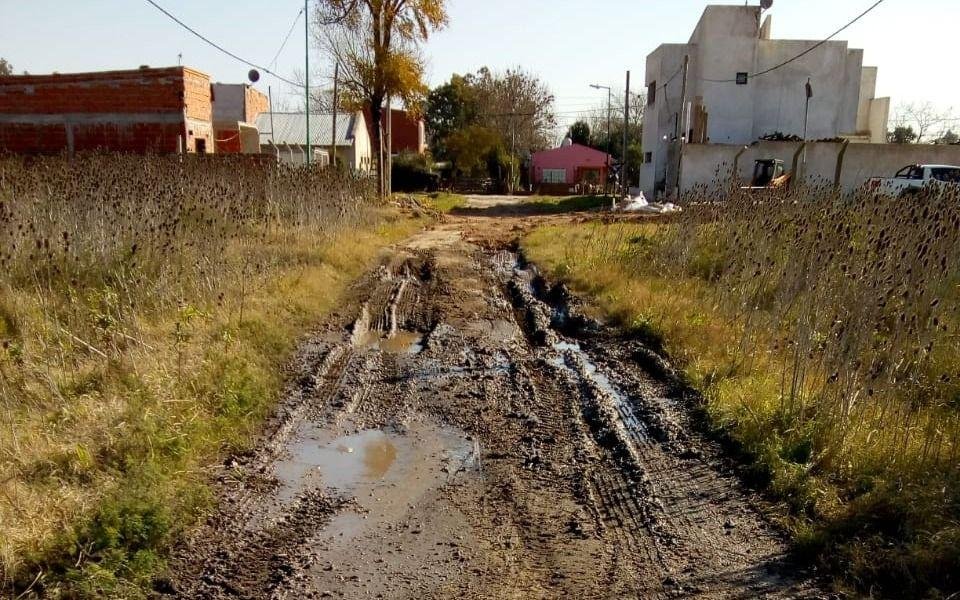 Ya es un pantano una calle intransitable de Olmos