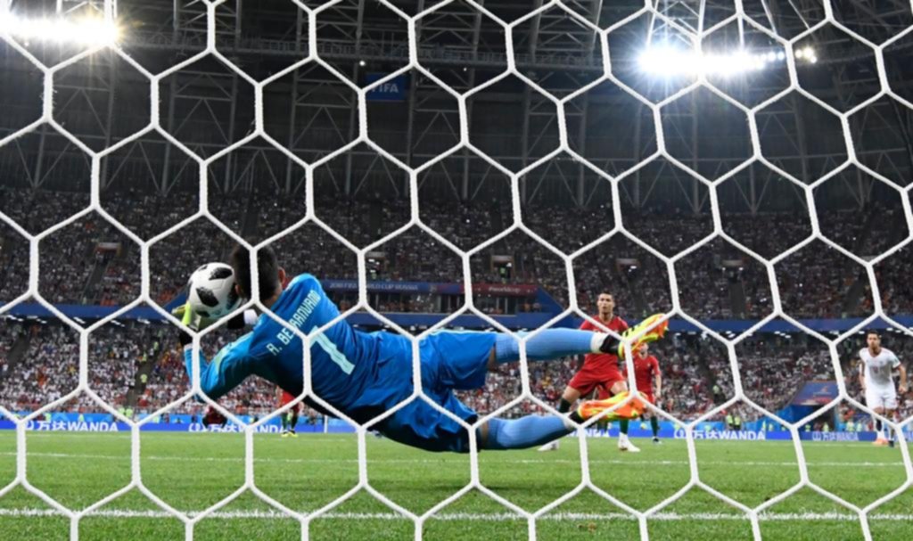 Con el VAR como protagonista, y a pesar de haber sufrido hasta el final, Portugal ya está en octavos
