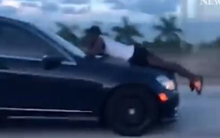 VIDEO.- Viajó en el capot de un auto a más de 100 Km/h y hablando por celular