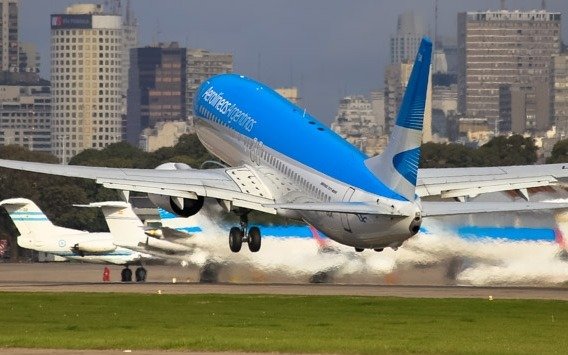 Intenso movimiento en Aeroparque tras el paro de este lunes