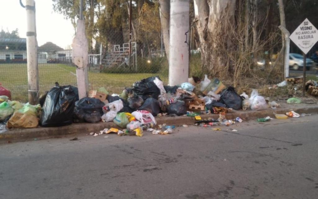 Crecen los reclamos por los basurales a metros de una escuela