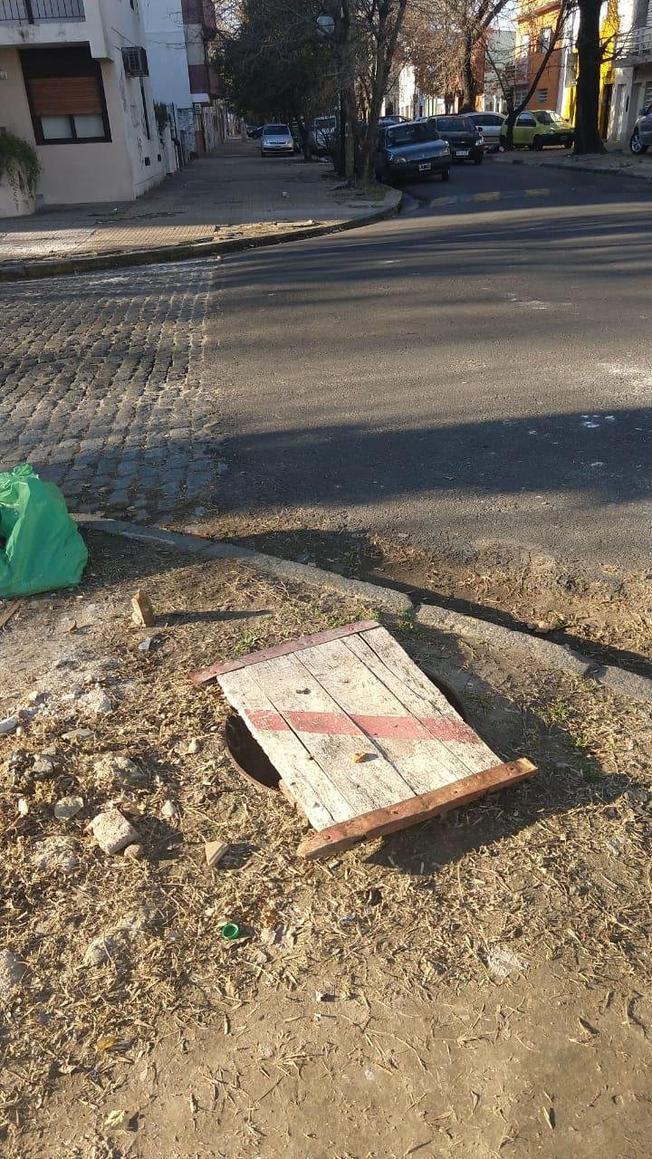 Peligro por un pozo en la esquina de 11 y 40