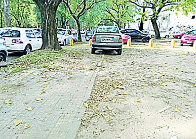 Vehículos estacionados sobre la vereda del Albert Thomas