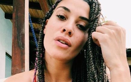 Pobre Ivana, no le encuentra la vuelta a pararse en la tabla