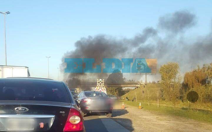 El tránsito en la Autopista registró complicaciones por un piquete 
