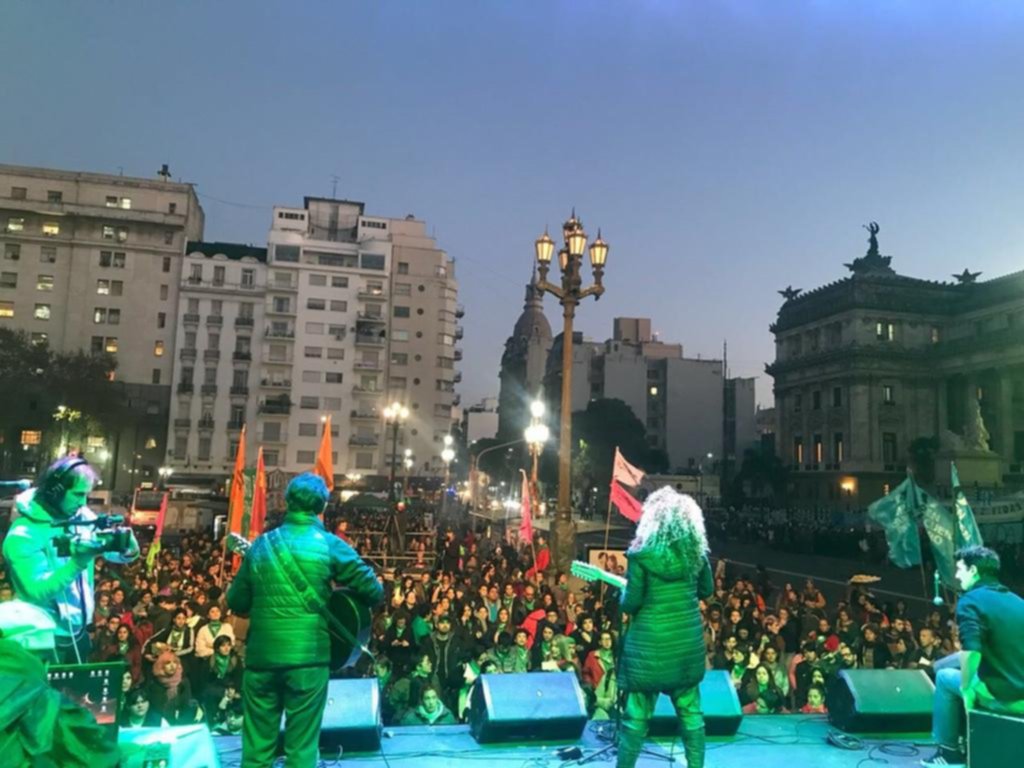 Música y baile de artistas a favor del sí con la consigna “belleza sin violencia”