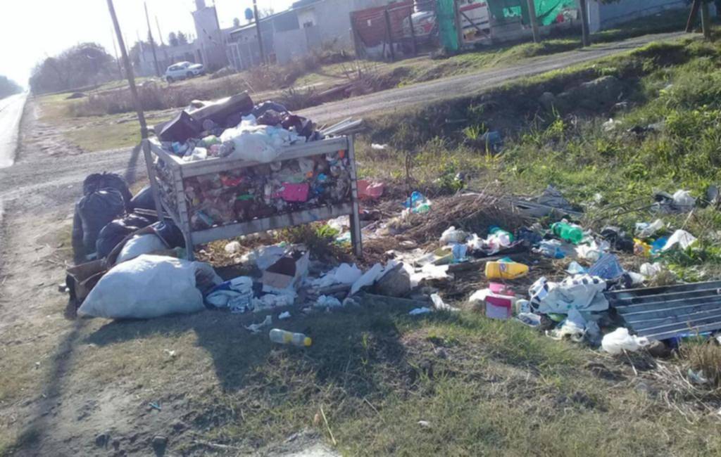 Tapados de basura, en un barrio del Procrear claman por la recolección