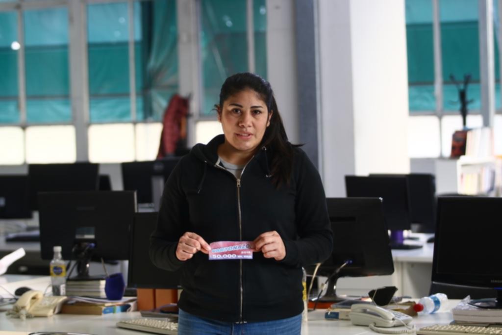 Una joven lectora de Berisso ganó los 50.000 pesos que puso en juego El Cartonazo