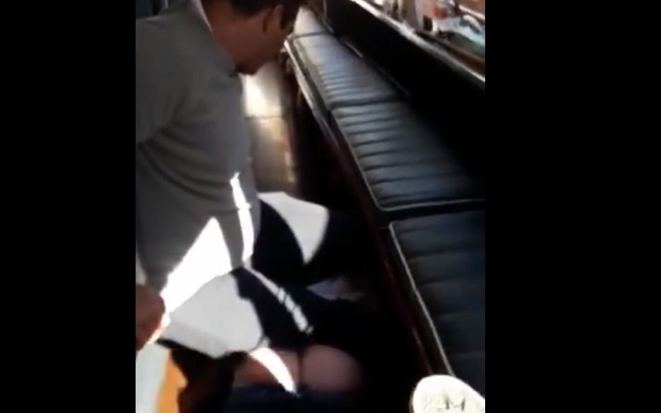 VIDEO.- Un lanchero humilló a un chico: le bajó los pantalones y le dio "chirlos"