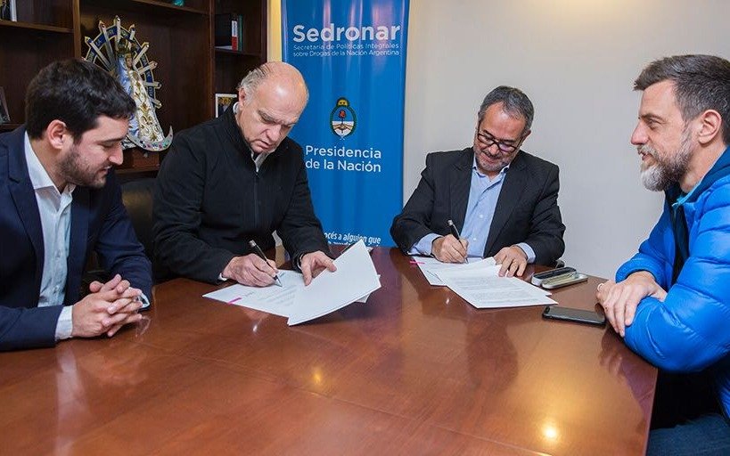 Grindetti firmó un convenio de cooperación con el Sedronar