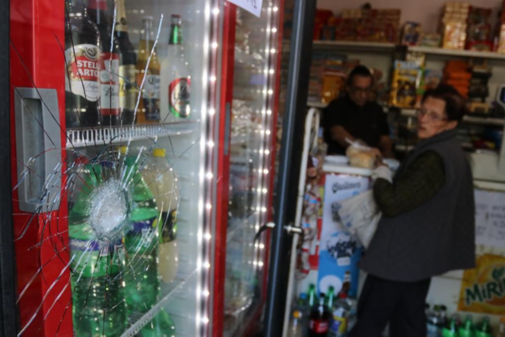 Casi matan a un cliente en un almacén de 22 y 69, en un barrio harto de robos