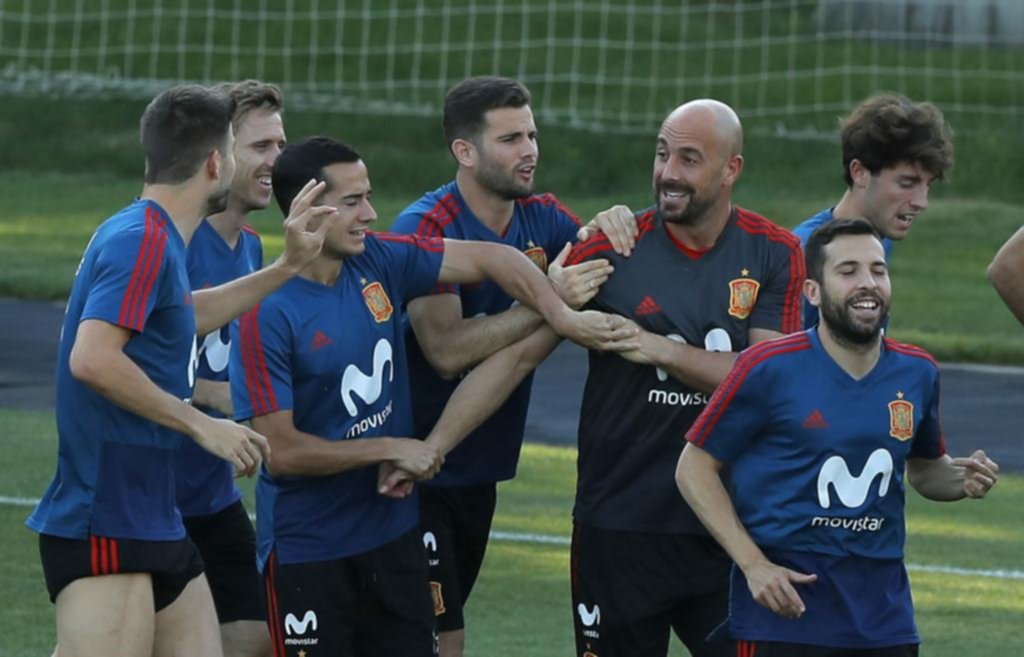 España trabaja en intenso calor