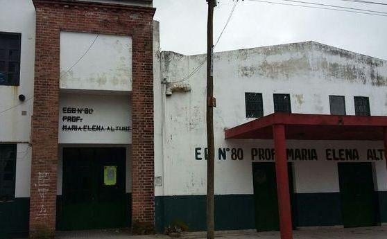 Ayudan a una escuela del barrio Savoia con útiles escolares y material didáctico