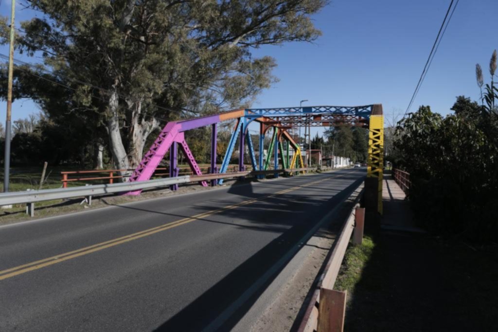 Llegó la pintura, pero faltan los arreglos para el Puente Venecia