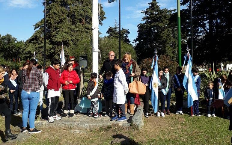 El día de la Bandera en Villa Elisa