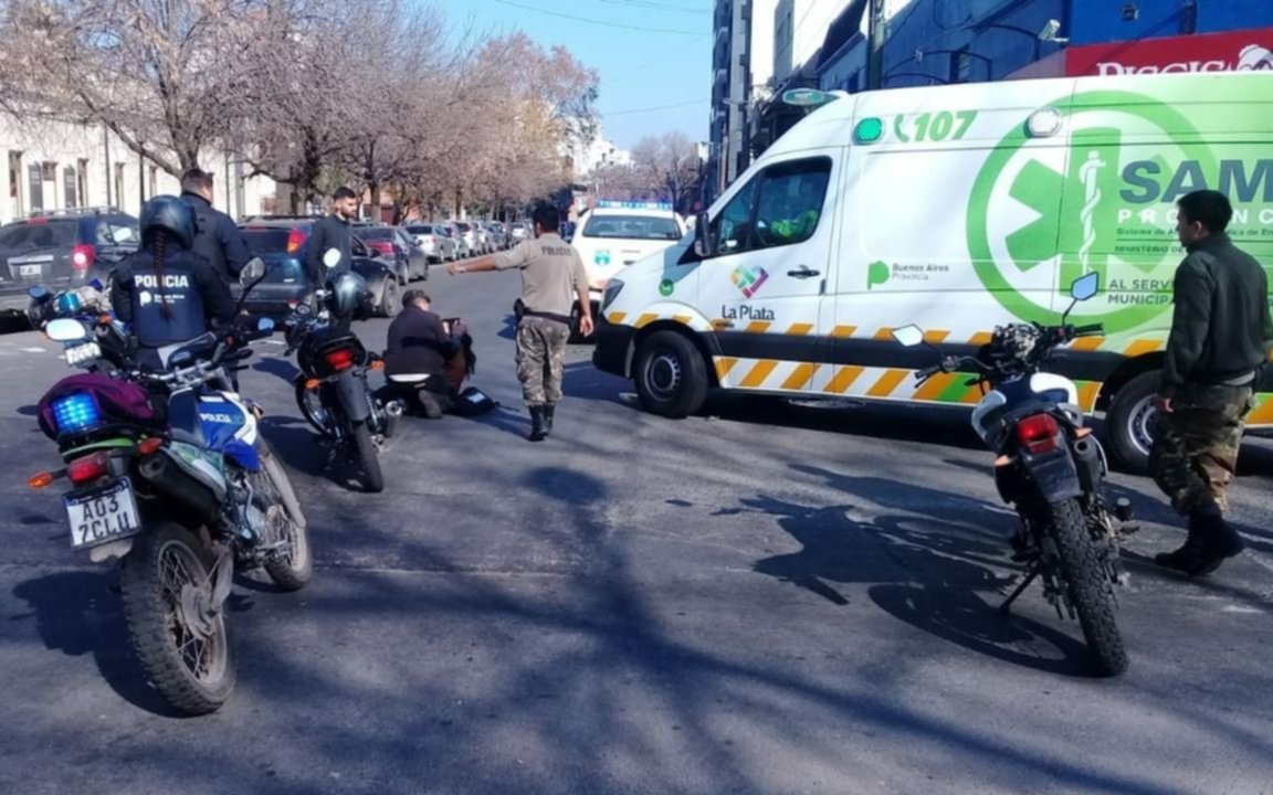 Chocaron una moto y un auto en 19 y 50: una mujer con un corte en la cabeza