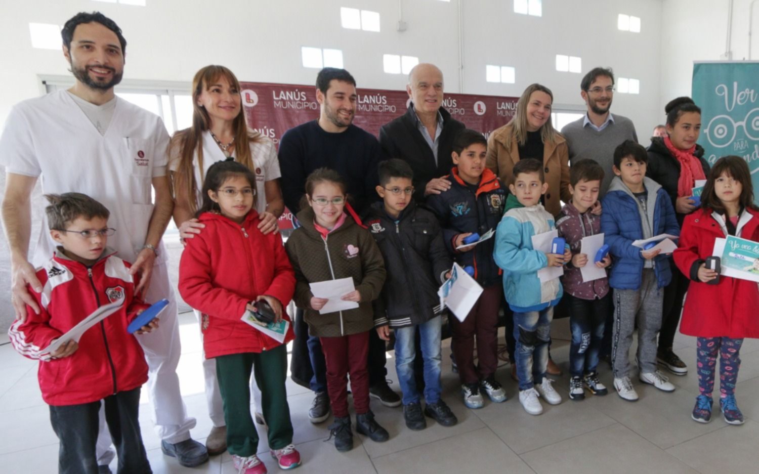 Grindetti, entregó anteojos en el marco del programa "Ver para aprender"