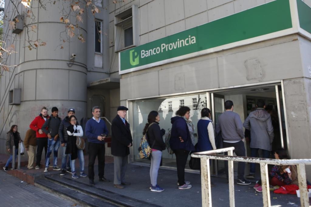 Los cajeros automáticos son un déficit en toda la periferia y crece el malestar de los usuarios 