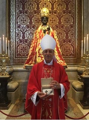 Fernández recibió del Papa el símbolo del “buen pastor”