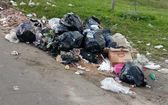Piden un cesto para sacar la basura de las calles