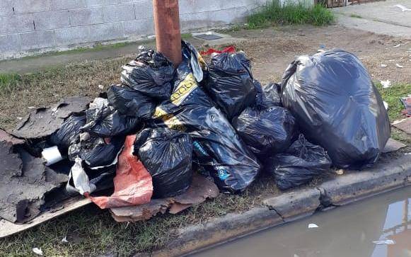 Basura y agua, un combo que alarma en barrio Jardín