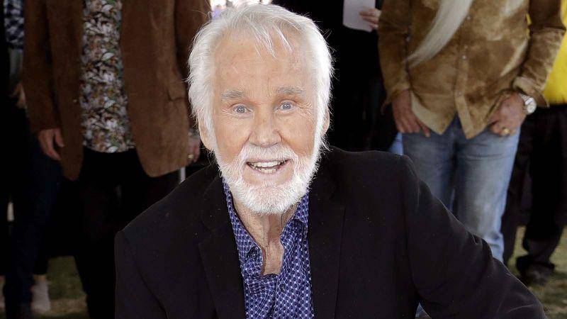 “Planeo seguir aquí los próximos años”, dice Kenny Rogers, internado a los 80