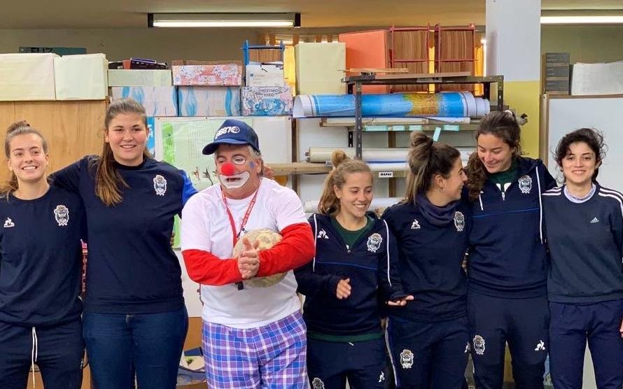 Las campeonas de fútbol repartieron donaciones a una Escuela