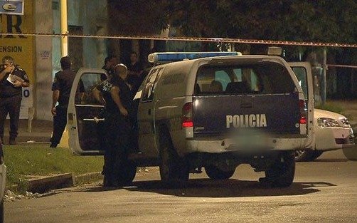 Matan a balazos a un comisario para robarle el auto al llegar a la casa de su novia en Moreno