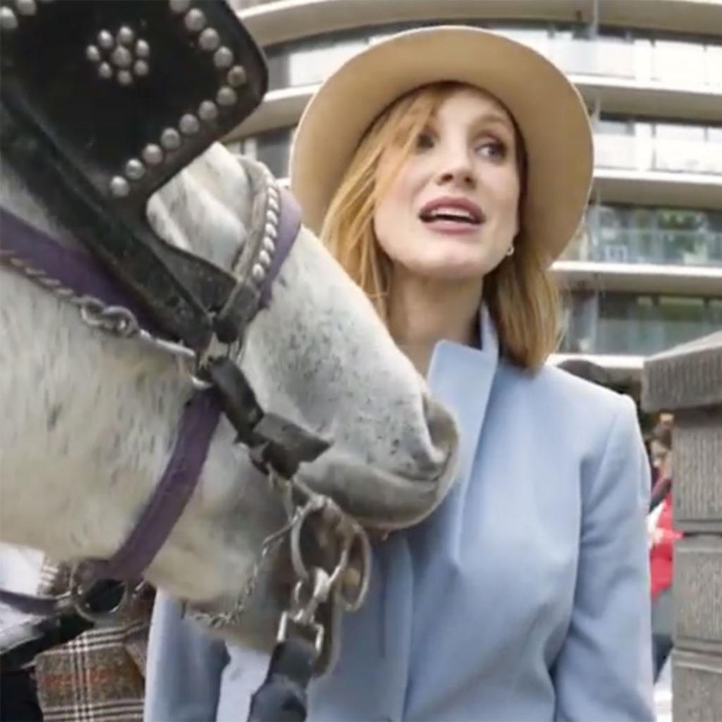 La increíble reacción de un caballo cuando Chastain lo tocó: “Me mordió el busto”