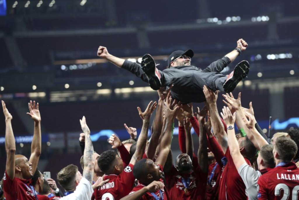 Liverpool le ganó la pulseada a Tottenham, y gritó campeón