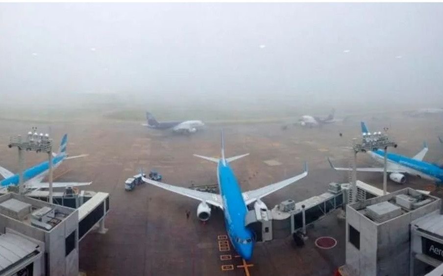 Por la intensa niebla, más de una docena de vuelos demorados y siete desvíos en Ezeiza