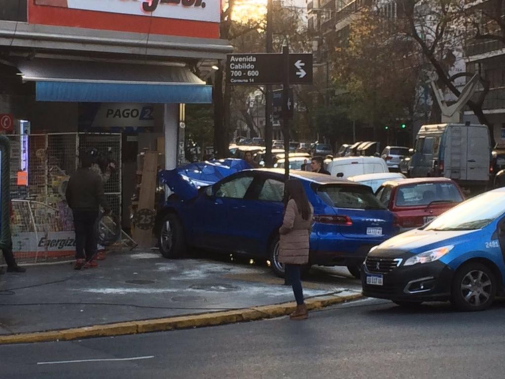 En Palermo, un chico de 15 años estrelló un auto de 100 mil dólares