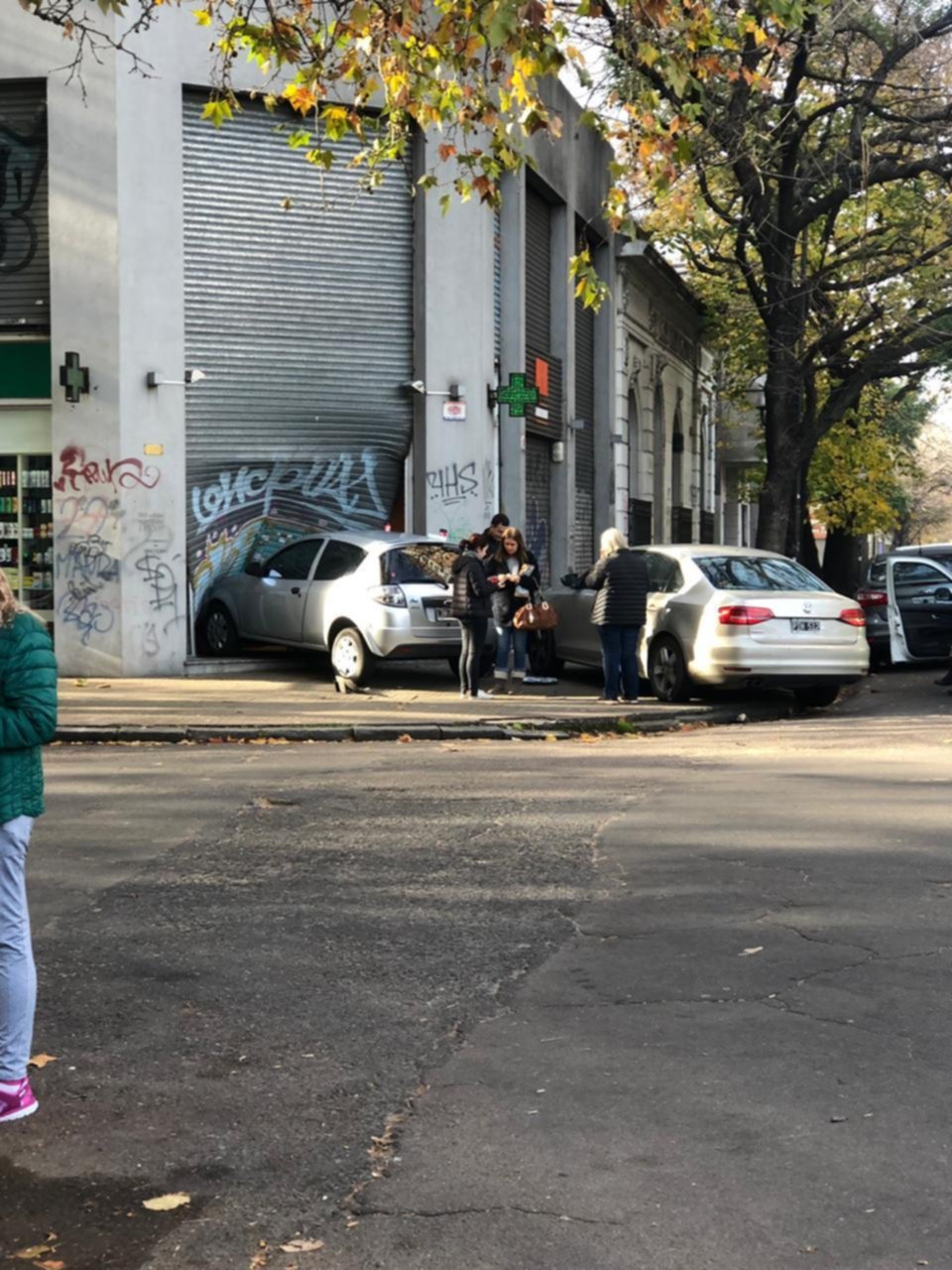 Choque en el Centro: un auto terminó dentro de una farmacia