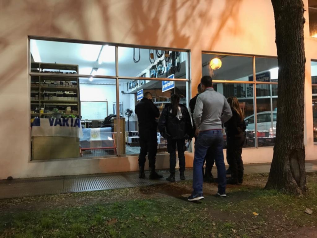 Vidriera destrozada y robo nocturno en un comercio de Barrio Hipódromo