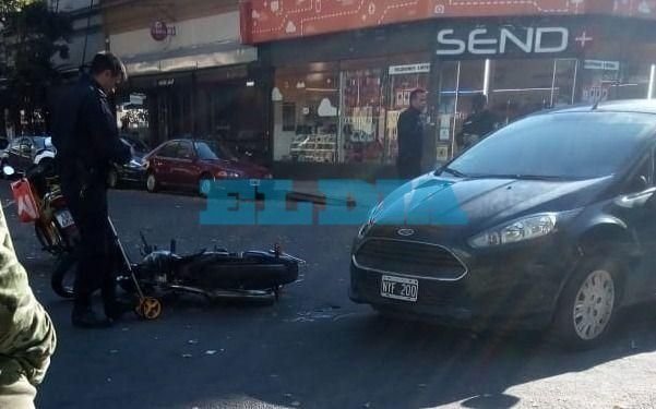 Revuelo en 5 y 50 tras un choque entre un auto y una moto