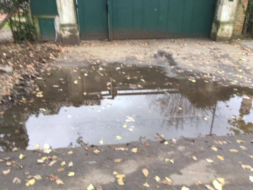 Siguen reclamos por un “lago” en una zona de City Bell