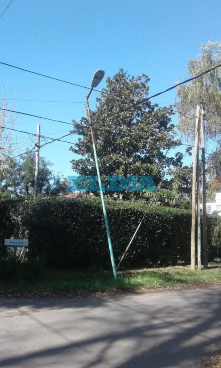 Poste de luz "apoyado sobre cables" en 446 y 21a