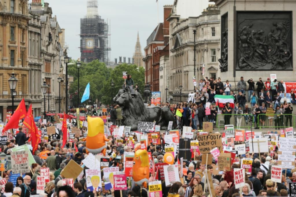 Trump, del banquete real a ser el foco de protestas en las calles de Londres