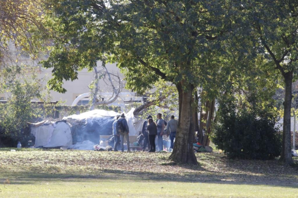 El Parque San Martín, “atrapado” entre una ocupación y una guerra de pintadas