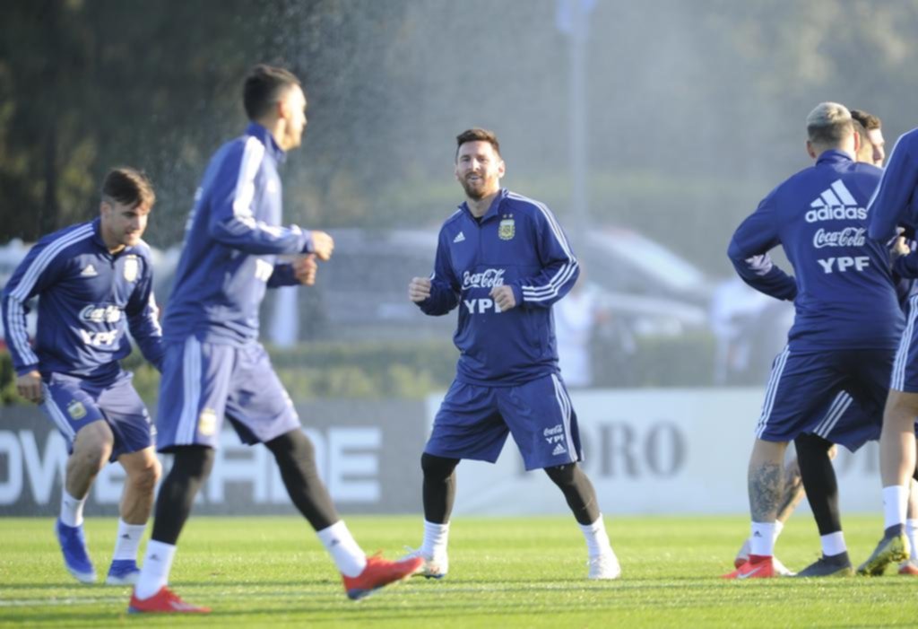 Scaloni, que busca nuevas sociedades, juntó a Messi con Matías Suárez en ofensiva