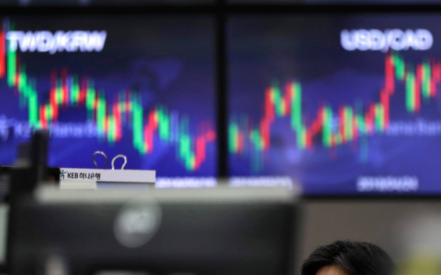 Bajó el riesgo país y el dólar pegó un saltito
