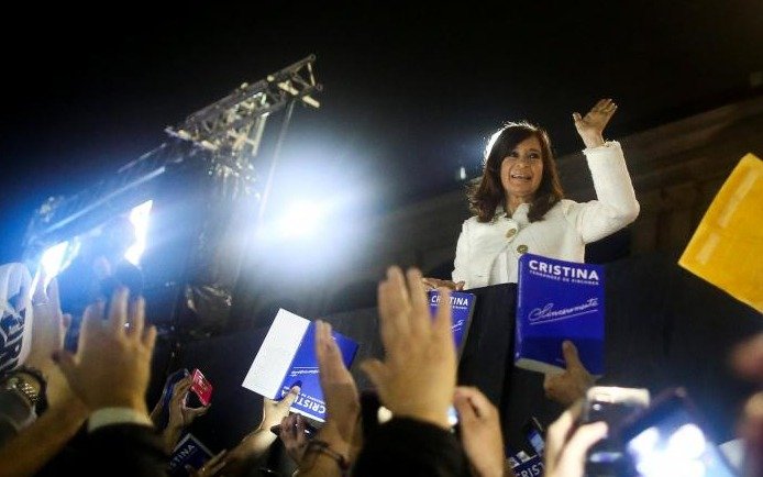 Cristina inicia su campaña con la presentación de su libro en Santiago del Estero