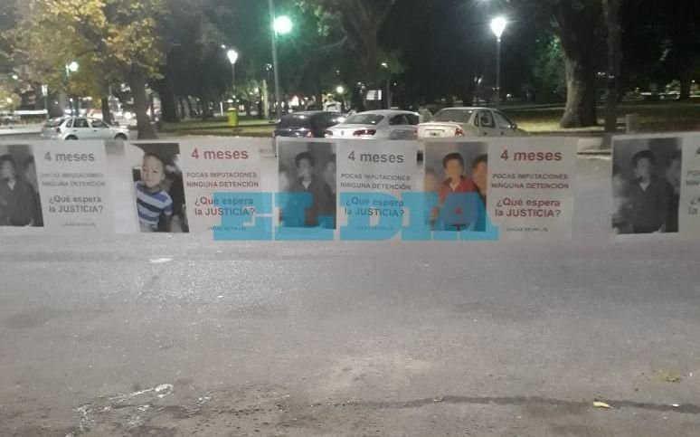 Globos negros en el mes en que Lucas Lin cumpliría años