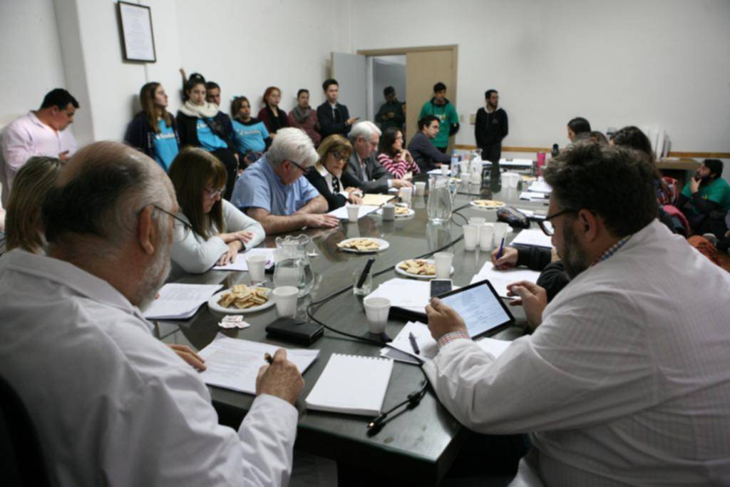 Medicina aprobó suprimir su escuela de recursos humanos y “facilidades” para rendir finales
