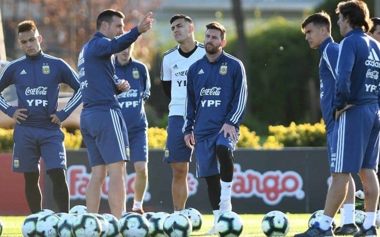"Estamos trabajando para lograr un equipo que además tenga a Messi", indicó Scaloni