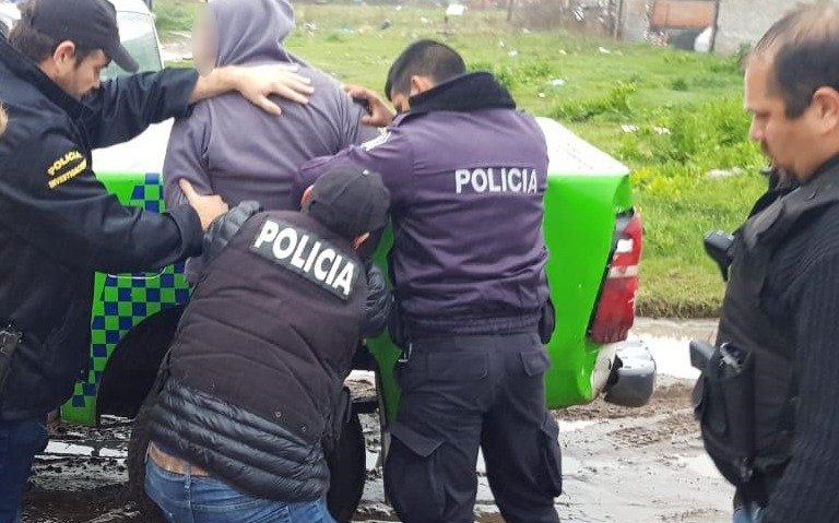 Cayó un sujeto en 120 y 72 acusado de empalar a su ex pareja con una muleta de madera