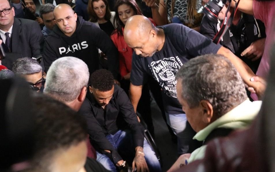 Neymar se presentó a declarar en una comisaría de Río en silla de ruedas