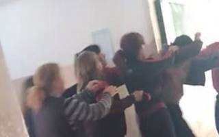 VIDEO.- Brutal paliza de padres a un docente de una escuela de La Plata acusado de abusar de nenas de 12 años
