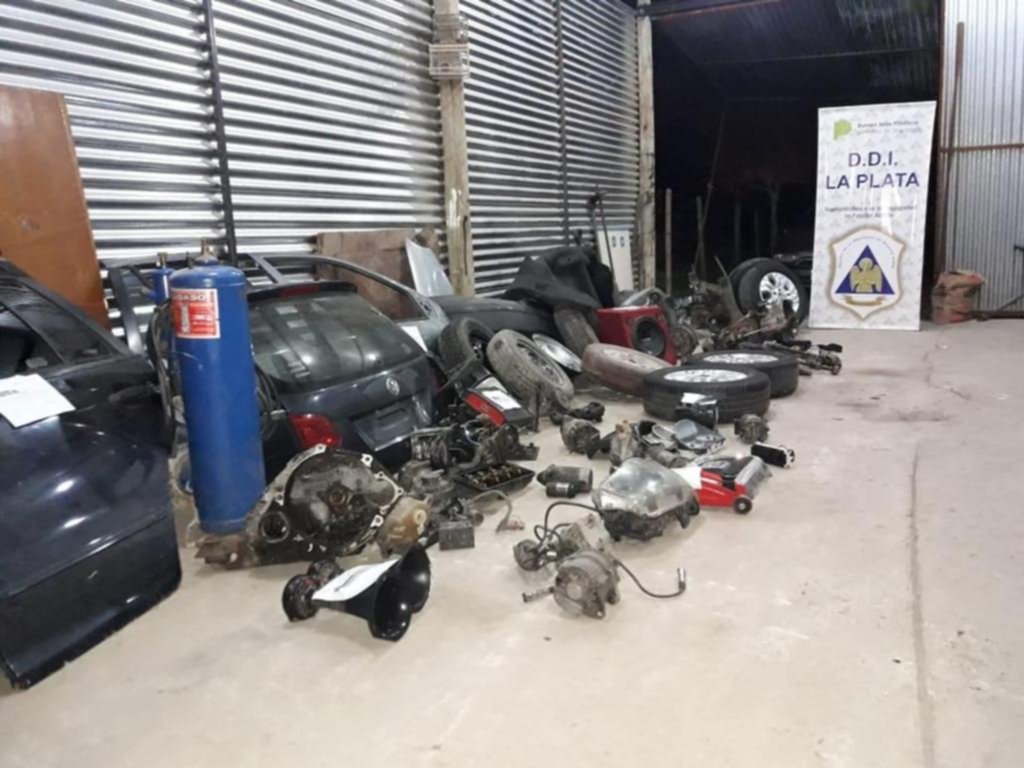 Acusado de levantar autos en la calle y desguazarlos, cayó en su propio taller